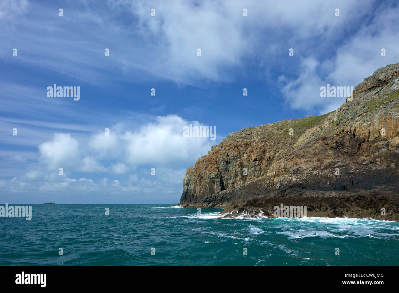 Scogliere rocciose su Ramsey isola nel sole primaverile, Pembrokeshire National Park, Galles Cymru, Regno Unito, Regno Unito, Gran Bretagna Foto Stock