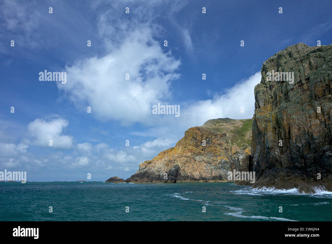 Scogliere rocciose su Ramsey isola nel sole primaverile, Pembrokeshire National Park, Galles Cymru, Regno Unito, Regno Unito, Gran Bretagna Foto Stock