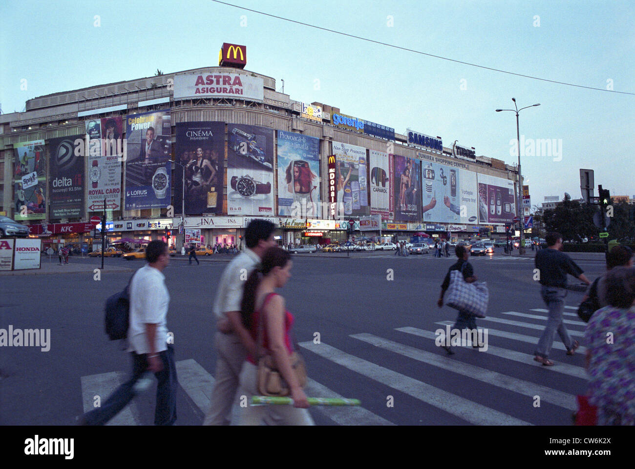Unirea Shopping Center (USC) presso l'unità quadrata (Piata Unirii) a Bucarest Foto Stock