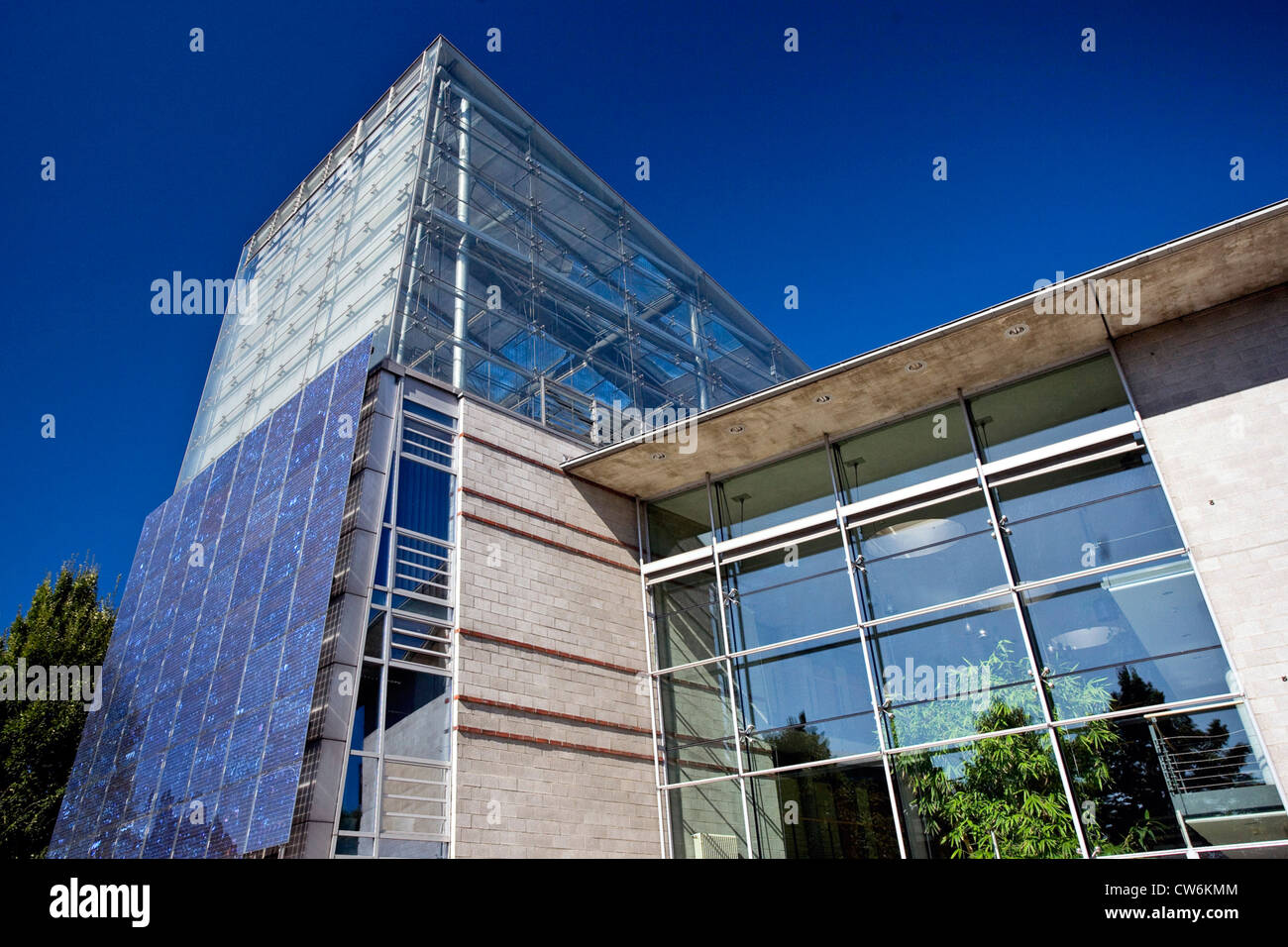 Edificio moderno con il fotovoltaico, in Germania, in Renania settentrionale-Vestfalia, la zona della Ruhr, Herten Foto Stock