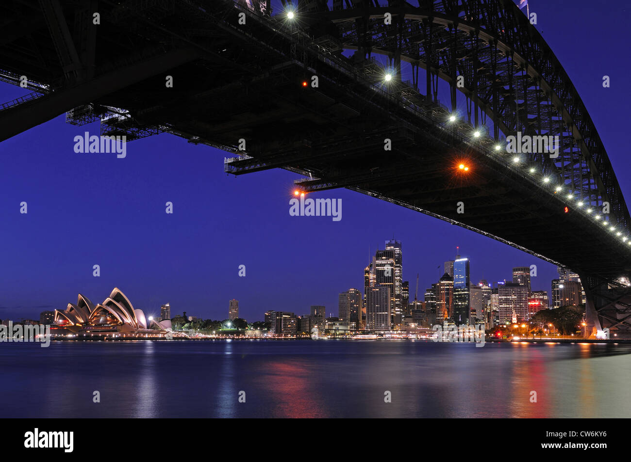 Skyline di Sydney con Opera, Harbour Bridge e il centro finanziario di notte, in Australia, a Sydney Foto Stock