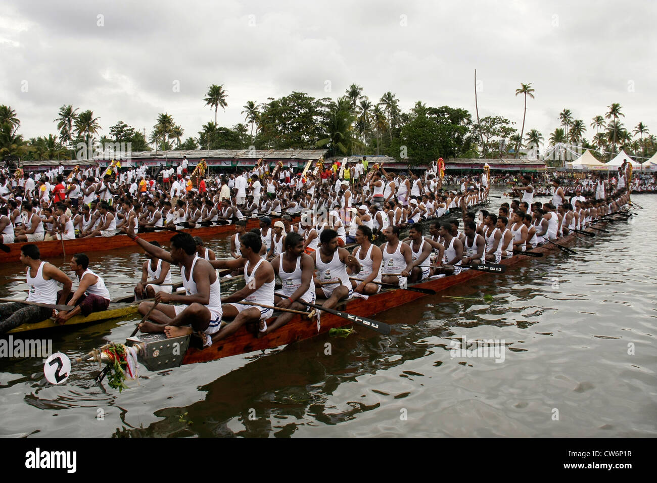 i vogatori che fanno la perforazione di massa durante la corsa di barca del serpente del trofeo di nehru o la corsa di vallam del chunda in alappuzha precedentemente conosciuto alleppey, kerala, corsa della barca del serpente, kerala Foto Stock