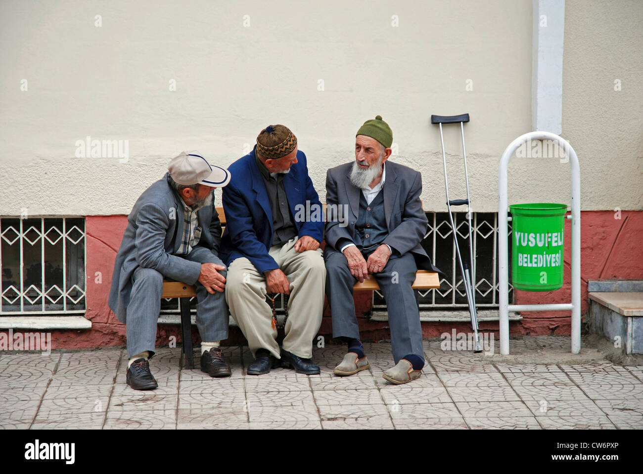Tre vecchio seduto su una panchina e chat, Turchia, Anatolia Orientale, Yusufeli Foto Stock