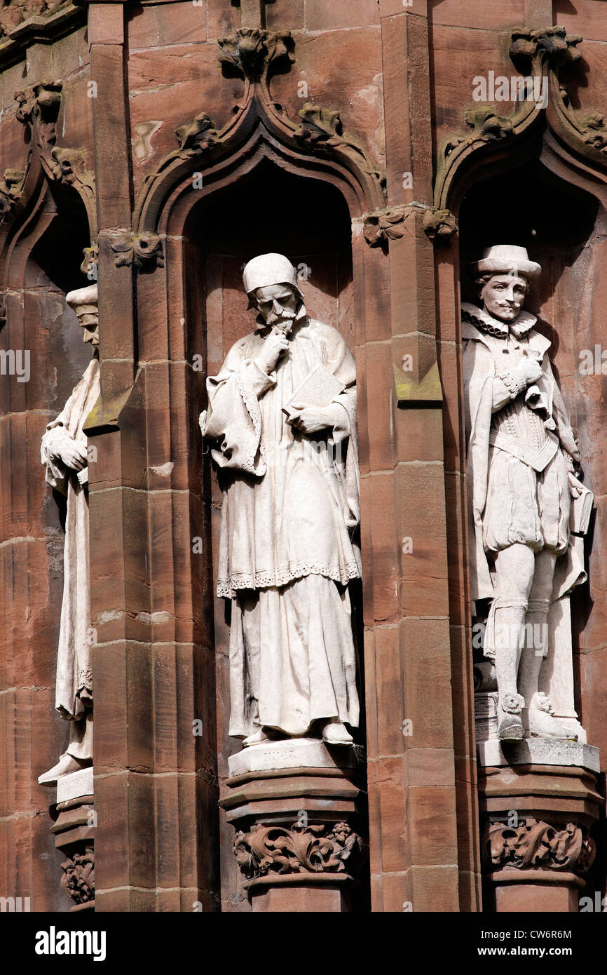 Dettaglio di un monumento commemorativo della traduzione della Bibbia in lingua gallese al di fuori di St Asaph Cattedrale, il Galles del Nord. Foto Stock