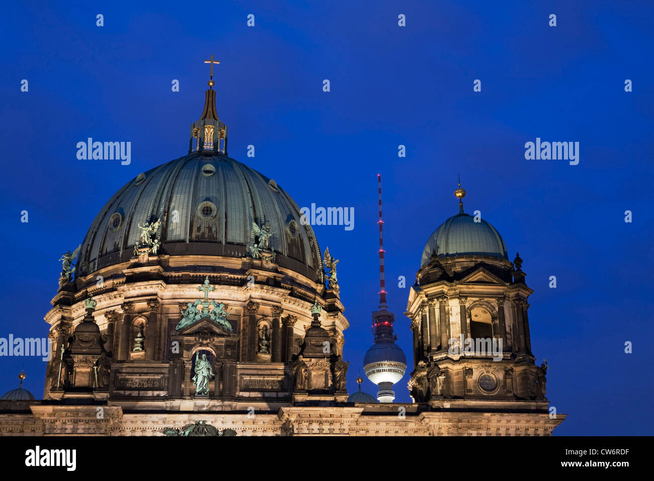 Cattedrale di Berlino, Berliner Dom al blue ora con la torre della televisione in background, Germania Berlino Foto Stock