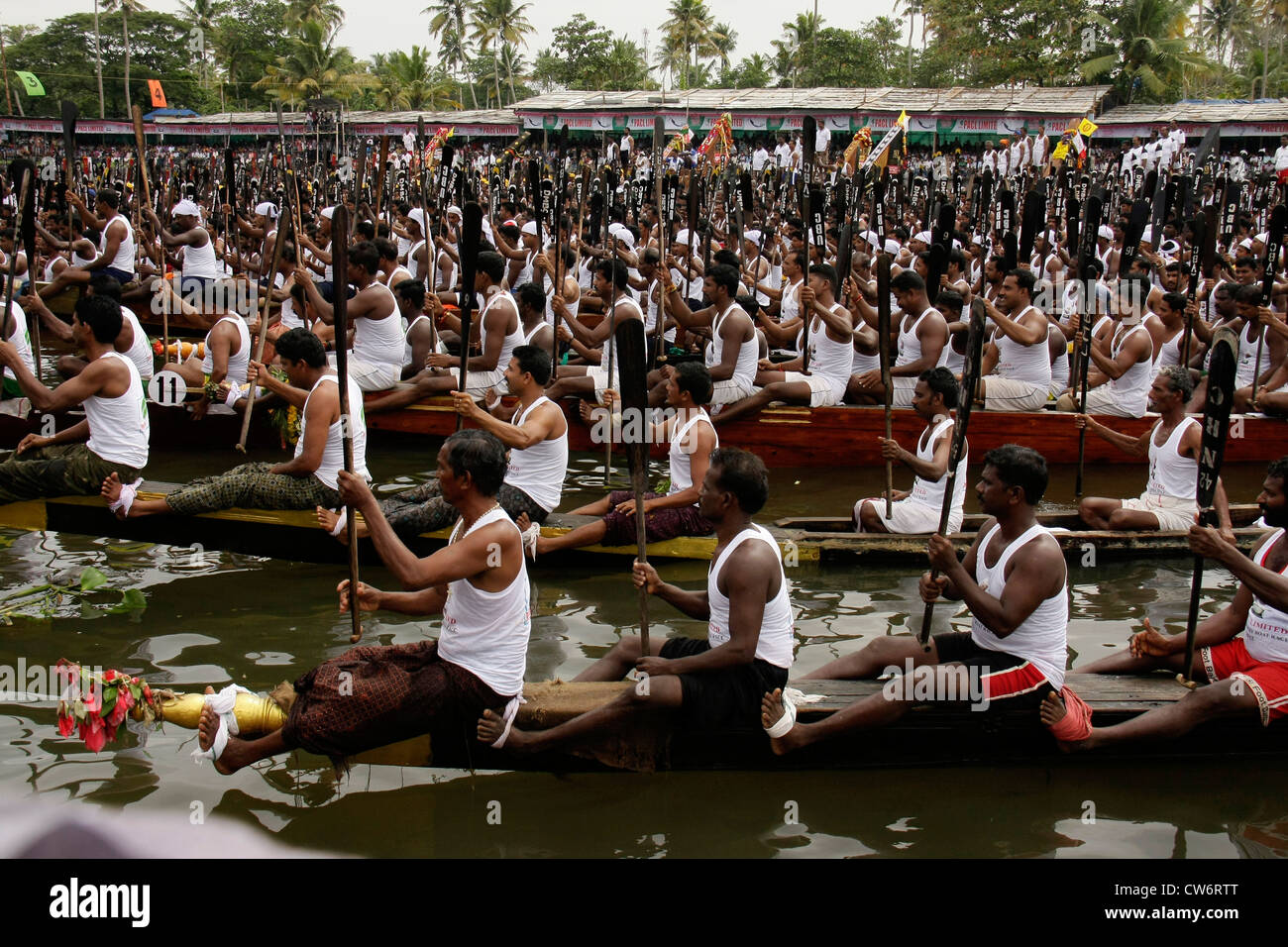 Rematori di massa facendo praticare dal trofeo nehru snake boat race o chundan vallam in alappuzha precedentemente noto alleppey,Kerala, India Foto Stock