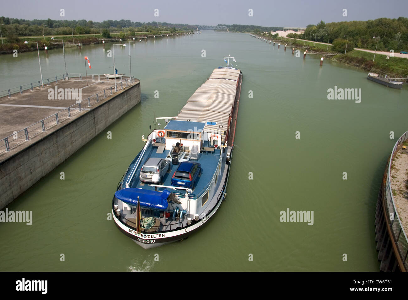 Iffezheim IWT - uscita di una chiatta dalla serratura Foto Stock