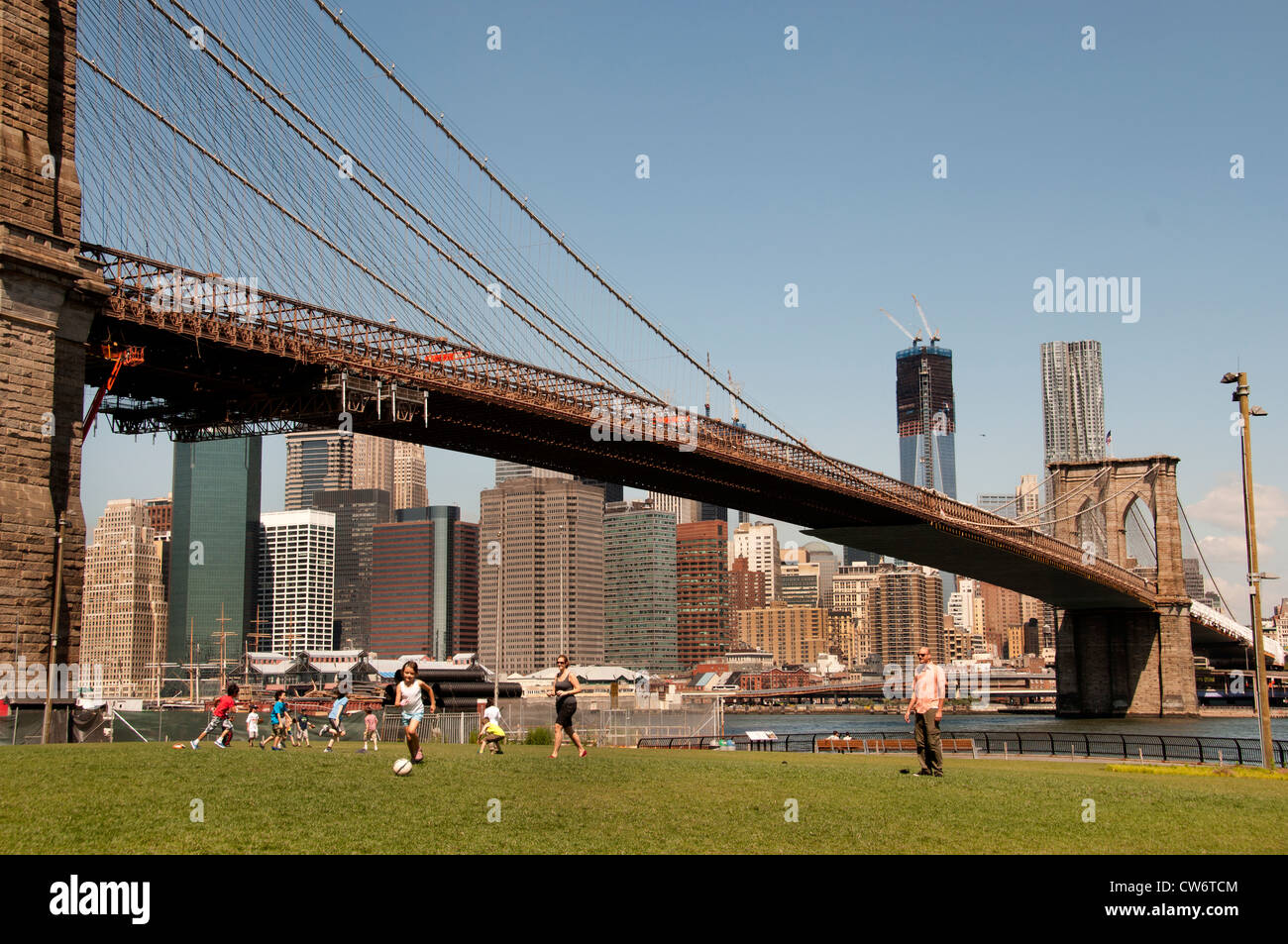 Ponte di Brooklyn Park Sky line New York City Manhattan Freedom Tower o Tower One World Trade Center Beekman Tower Pier 17 Foto Stock