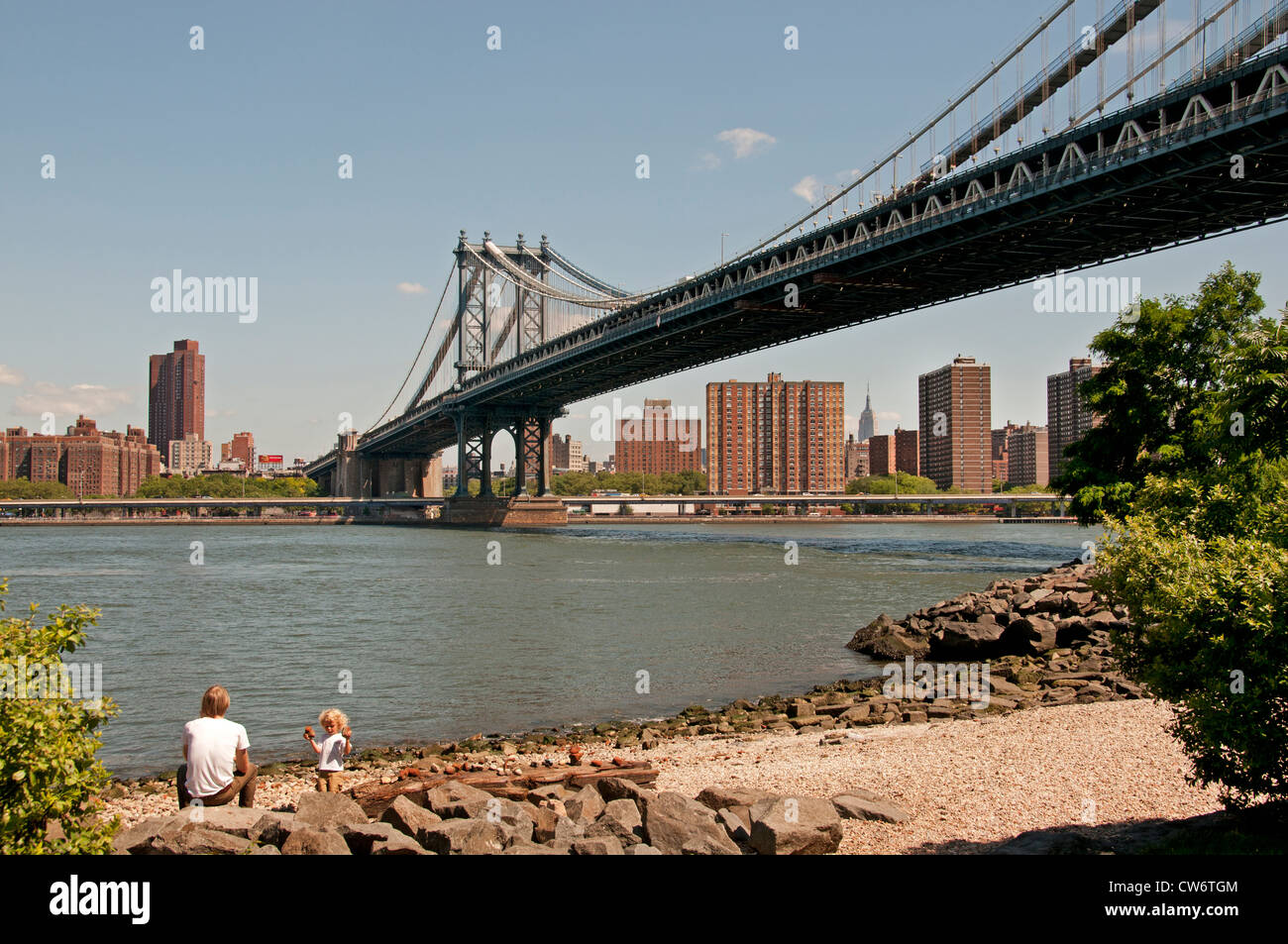 Manhattan Bridge da Brooklyn Park Background East Side di Manhattan Sky line New York City Foto Stock