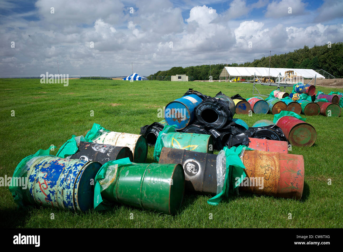 Cestini della spazzatura in preparazione per Boomtown Festival Regno Unito Foto Stock