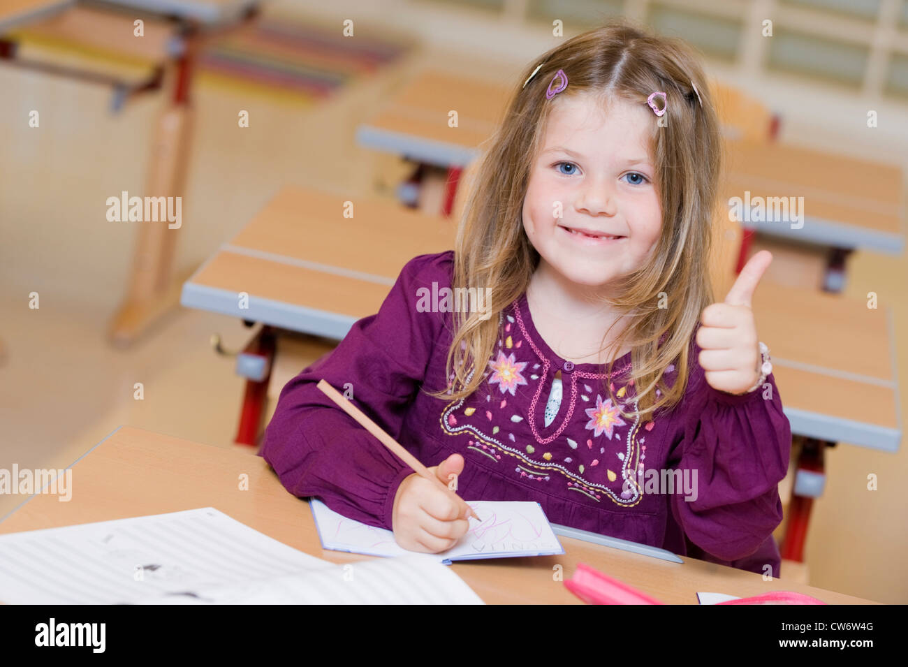 Primo-grader nella scuola thumbing fino Foto Stock