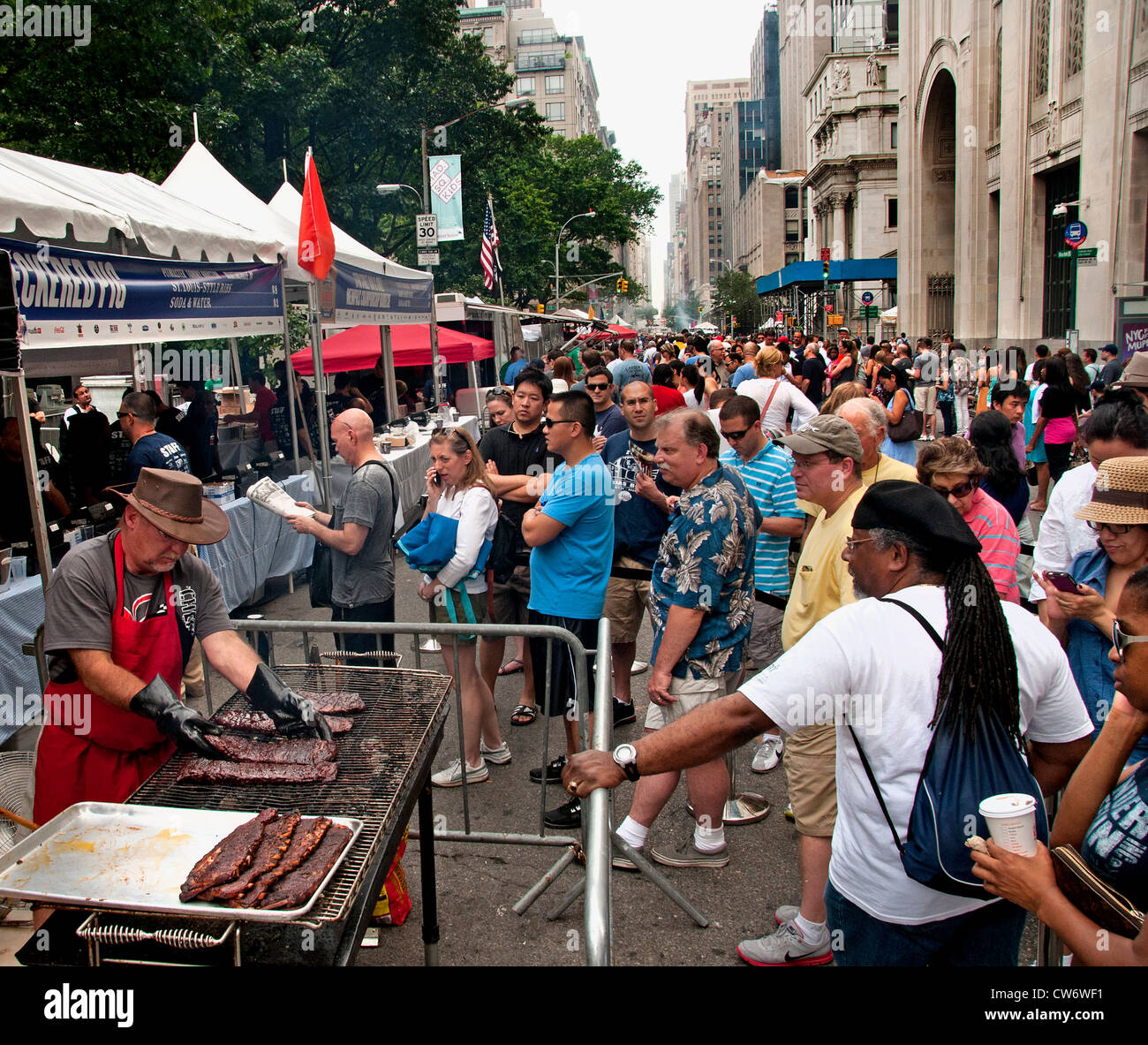 Madison Square Park - Avenue New York City Manhattan Weekend strada del mercato di carne alla brace salsicce spareribs Foto Stock