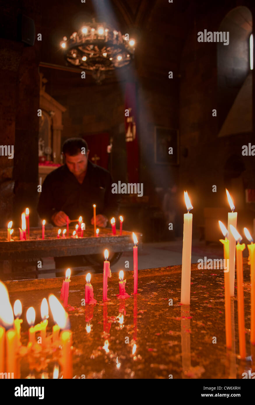 Adoratore all'interno della grande cappella di San Astvatsatsin, in Khor Virap monastero Foto Stock