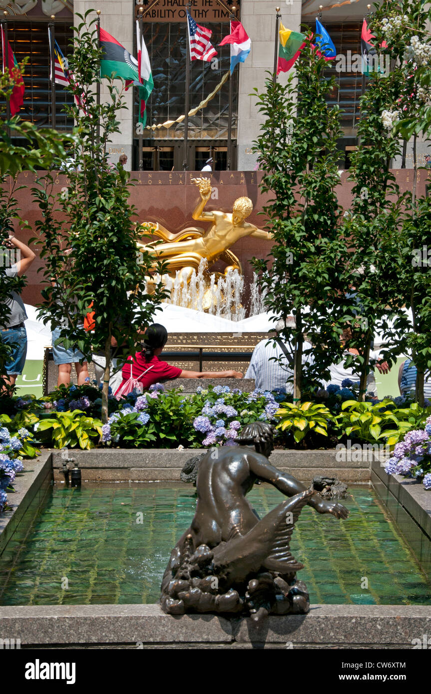 Giardino di Rockefeller Plaza ( Centro ) New York City Manhattan background Prometeo dio del fuoco Foto Stock