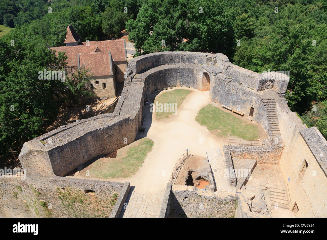 Guardando verso il basso da una torre del Chateau de Bonaguil Foto Stock