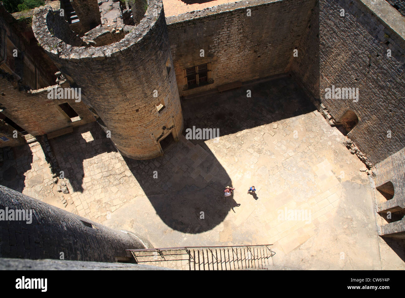 Guardando verso il basso da una torre del Chateau de Bonaguil Foto Stock