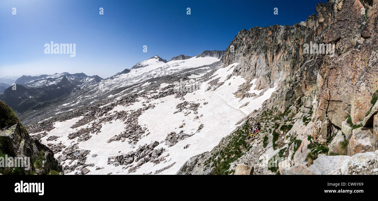 Vista panoramica dei Pirenei vista da Portillon Sueropior passano sul modo di Pico de aneto, il punto più alto della gamma. Foto Stock