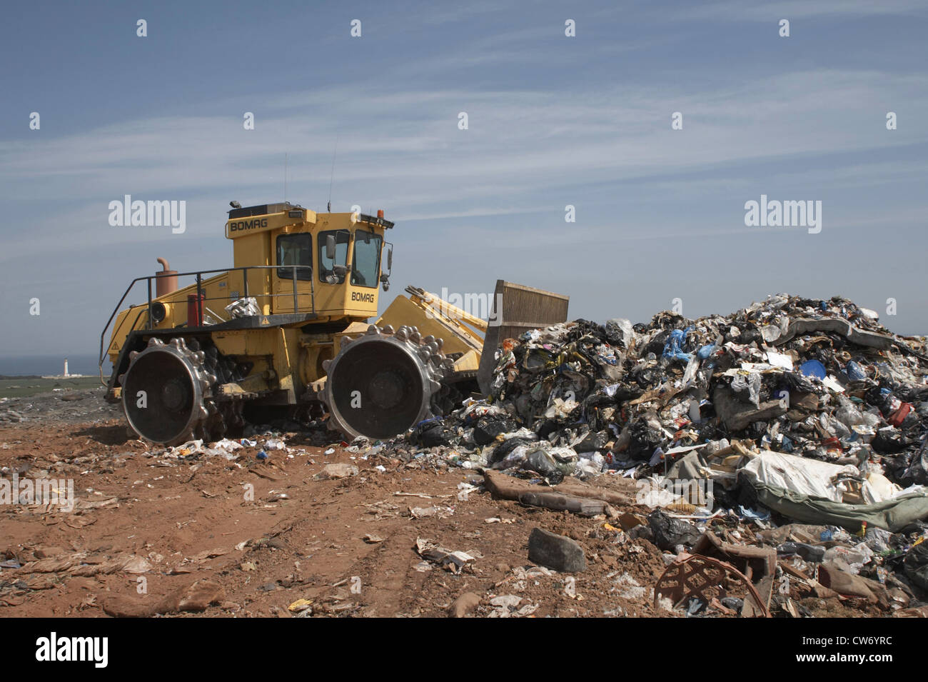 Bulldozer su un impianto di smaltimento dei rifiuti, Regno Unito, Scozia, Edimburgo Foto Stock