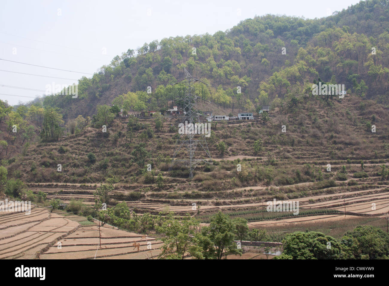 Trasmissione elettrica tower con gradini in agricoltura di Lansdowne, una grande porzione del meno ripidi pendii essendo utilizzato per l'agricoltura Foto Stock
