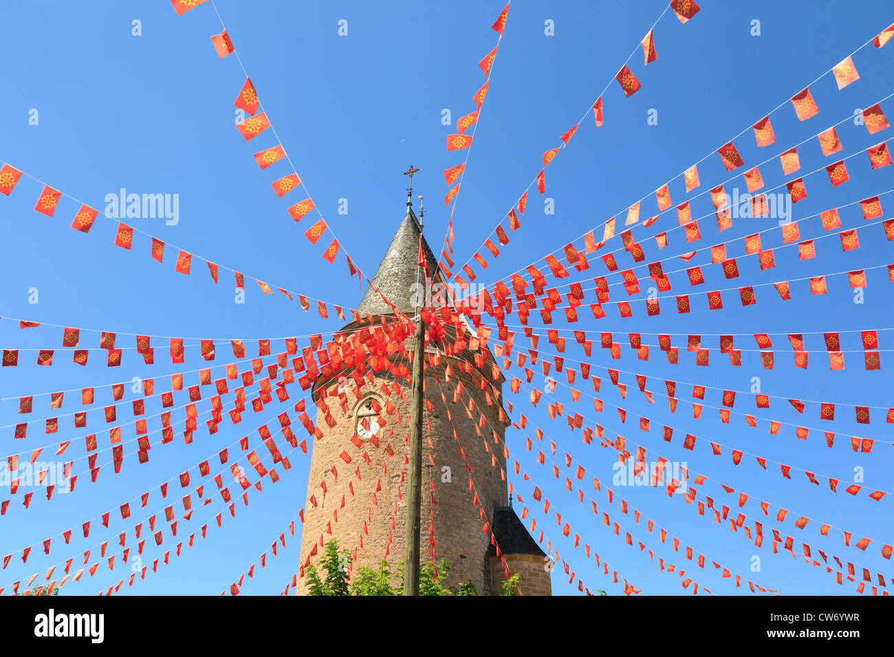 Vivacemente colorato bunting in molte città di Frayssinet le Gelat con la torre della chiesa in background Foto Stock