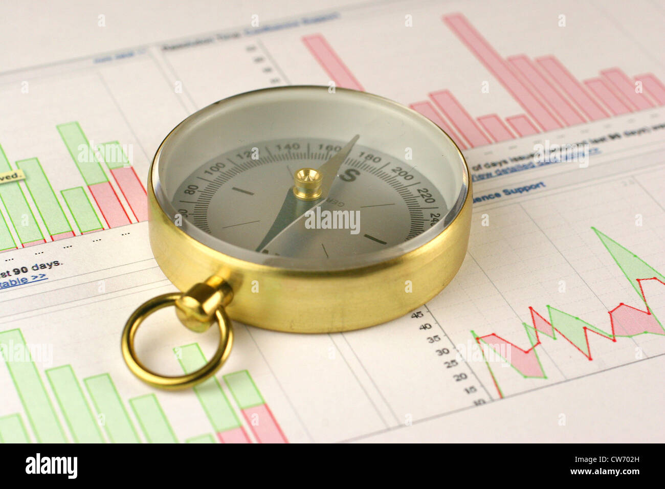 Compass giacente su stampare diagrammi statistici Foto Stock