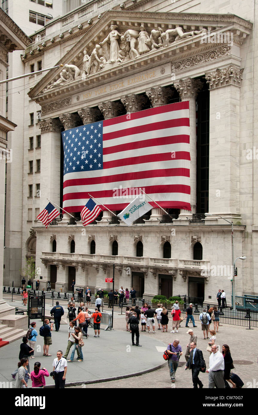 La Borsa di New York Manhattan Wall Street Financial District Bandiera  americana Foto stock - Alamy