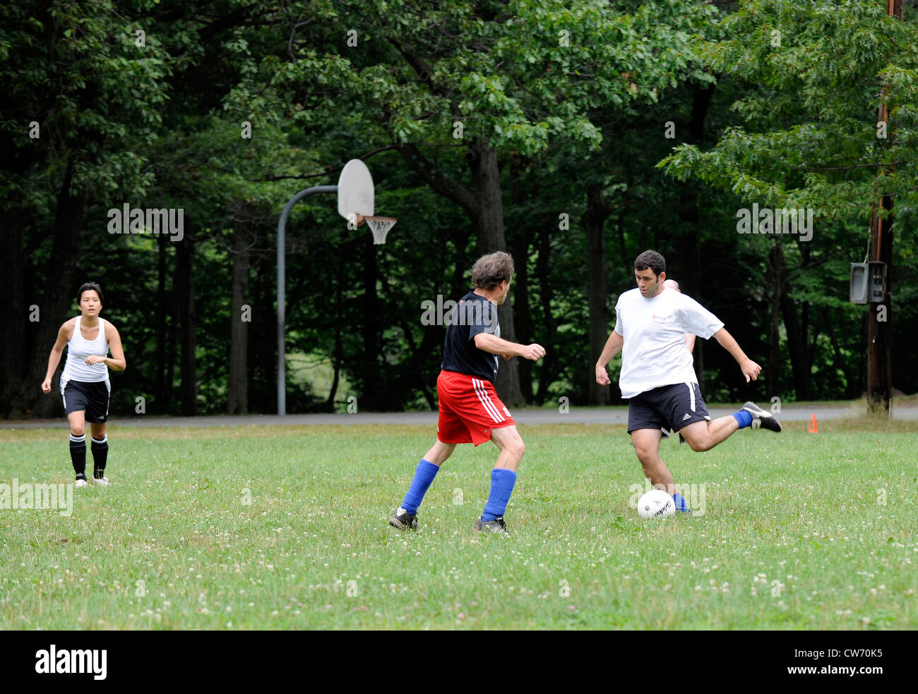 Pickup soccer game in Oriente Rock Park di domenica. Foto Stock