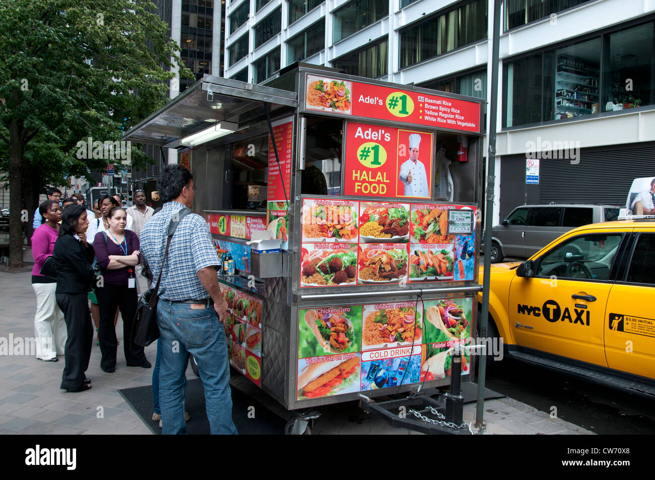 Il quartiere finanziario. New York City Manhattan pranzo Halal fast food hot dog Foto Stock
