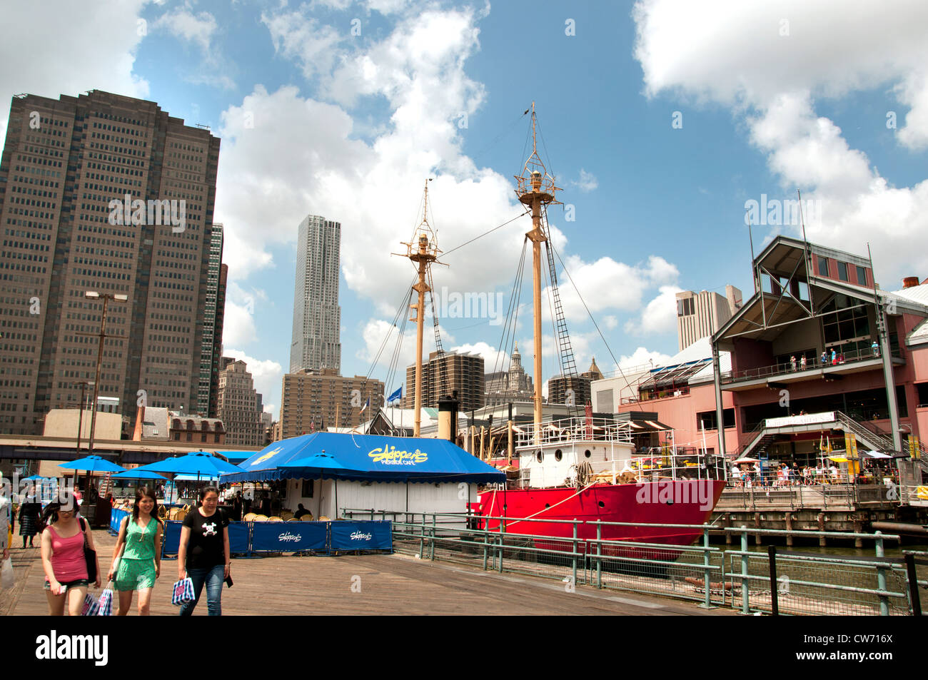 Pier 17 South Street Seaport a Manhattan il quartiere finanziario. La città di New York Foto Stock