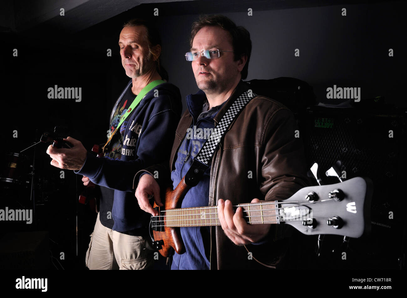 Due uomini la riproduzione e-chitarra e basso in una sala prove Foto Stock
