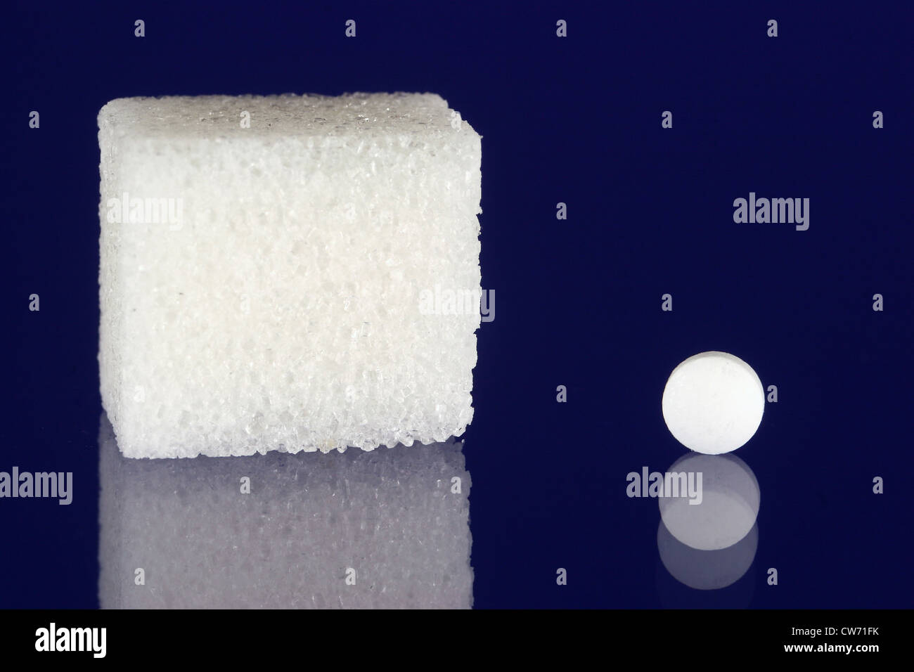 Una zolletta di zucchero e un dolcificante pillola Foto Stock