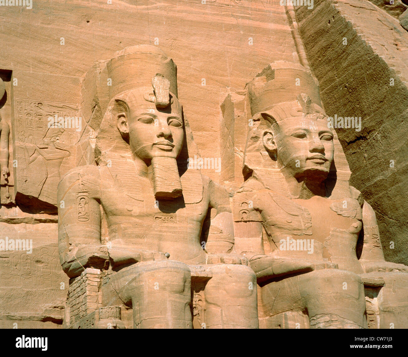 Abu Simbel, facciata del tempio principale, 2 di 4 colossali statue di Ramses II, Egitto Foto Stock