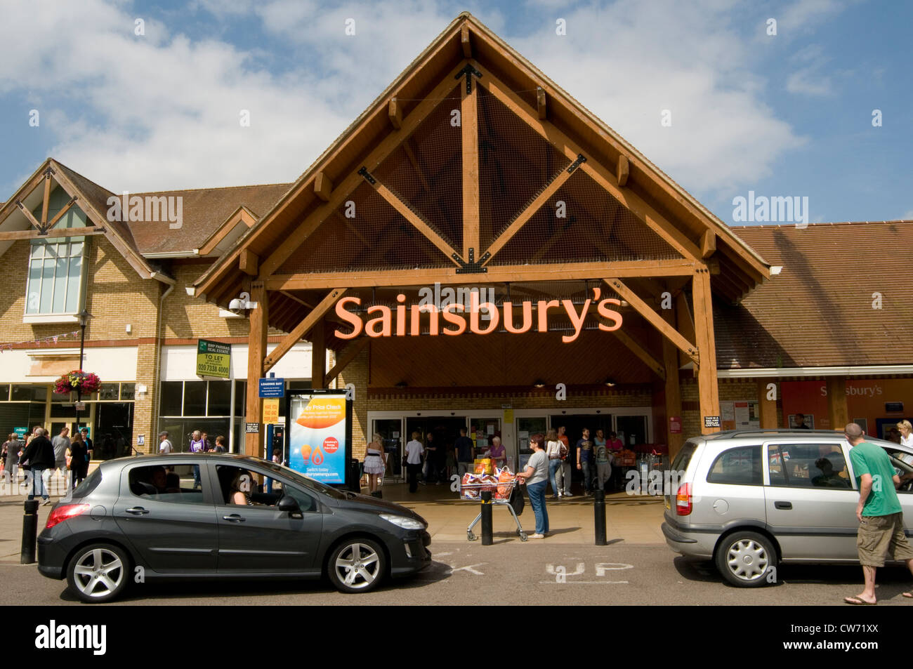 Sainsburys fuori città super store ipermercato supermercati della catena nel Regno Unito la vendita al dettaglio di prodotti alimentari rivenditore rivenditori auto accesso parcheggio Il parcheggio delle auto Foto Stock