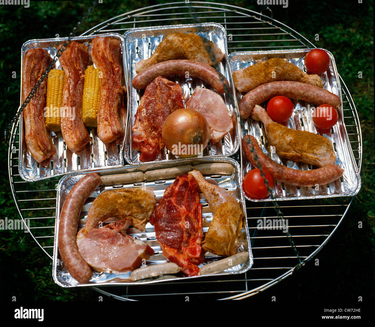 Carni e salsicce su un barbecue grill Foto Stock