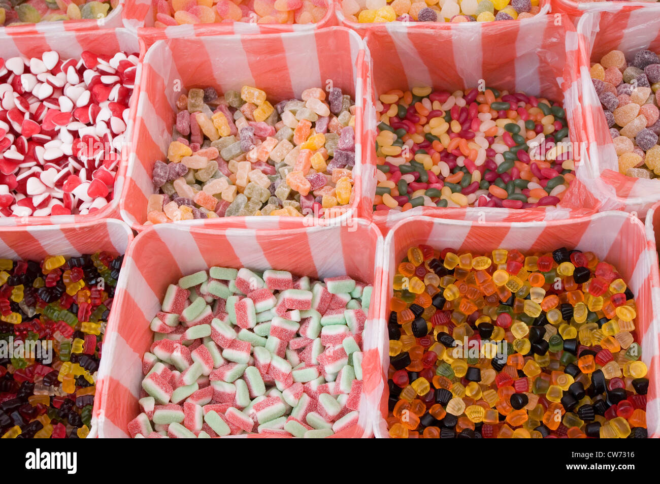 Pic e mescolare pick'n'Mix dolci dolci perdere la piccola penny woolworths zucchero alimenti zuccherati vecchio vino gengive orsetti di gomma Foto Stock