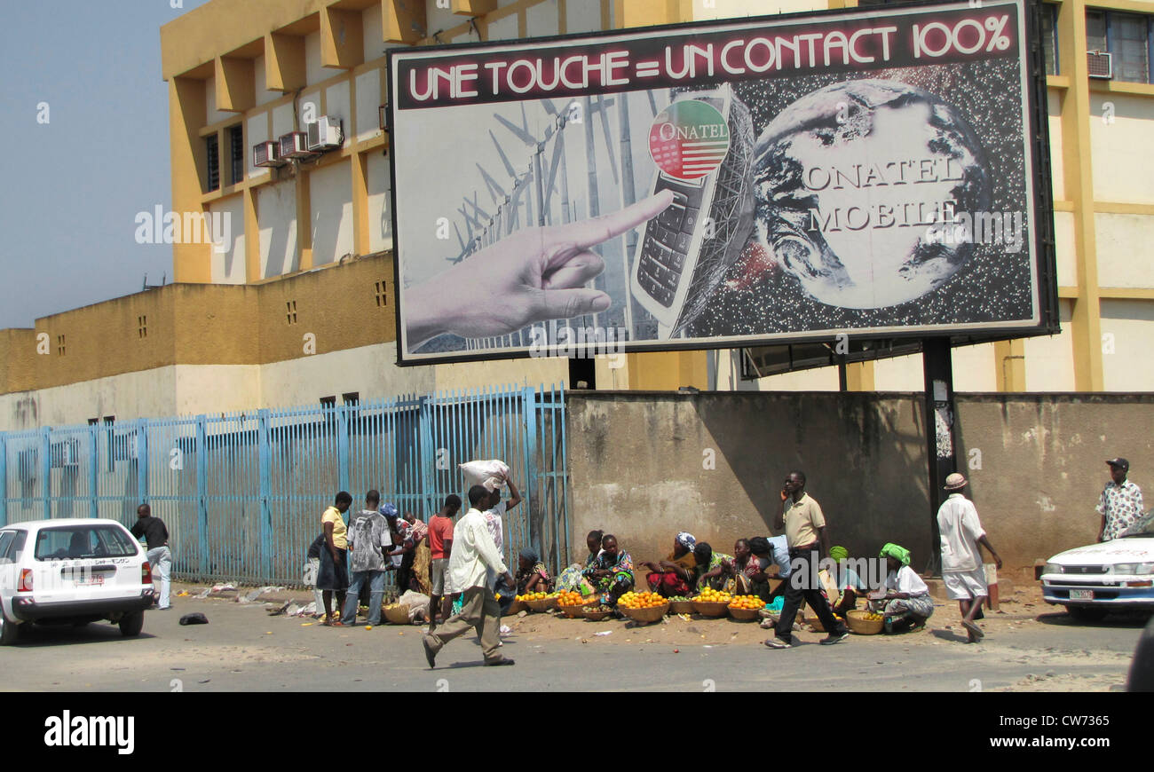 Scena di strada nella città capitale con le donne di frutti di vendita ai passeggeri vicino al mercato, Burundi Bujumbura marie, Bujumbura Foto Stock