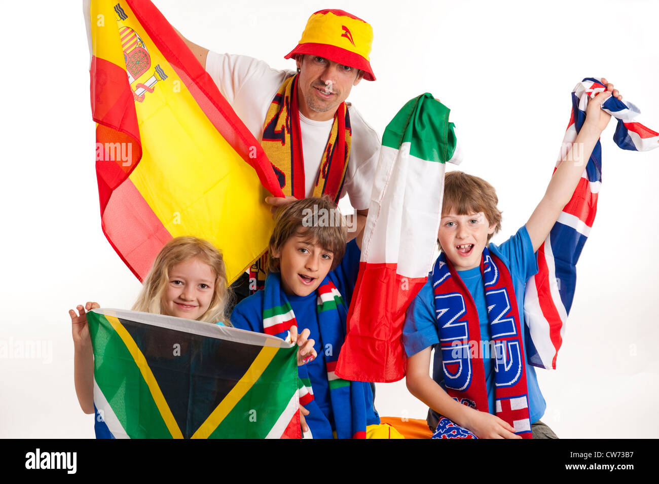 Padre con i bambini come tifosi di calcio al campionato mondiale 2010 con lo spagnolo, italiano, inglese e South African bandiera Foto Stock