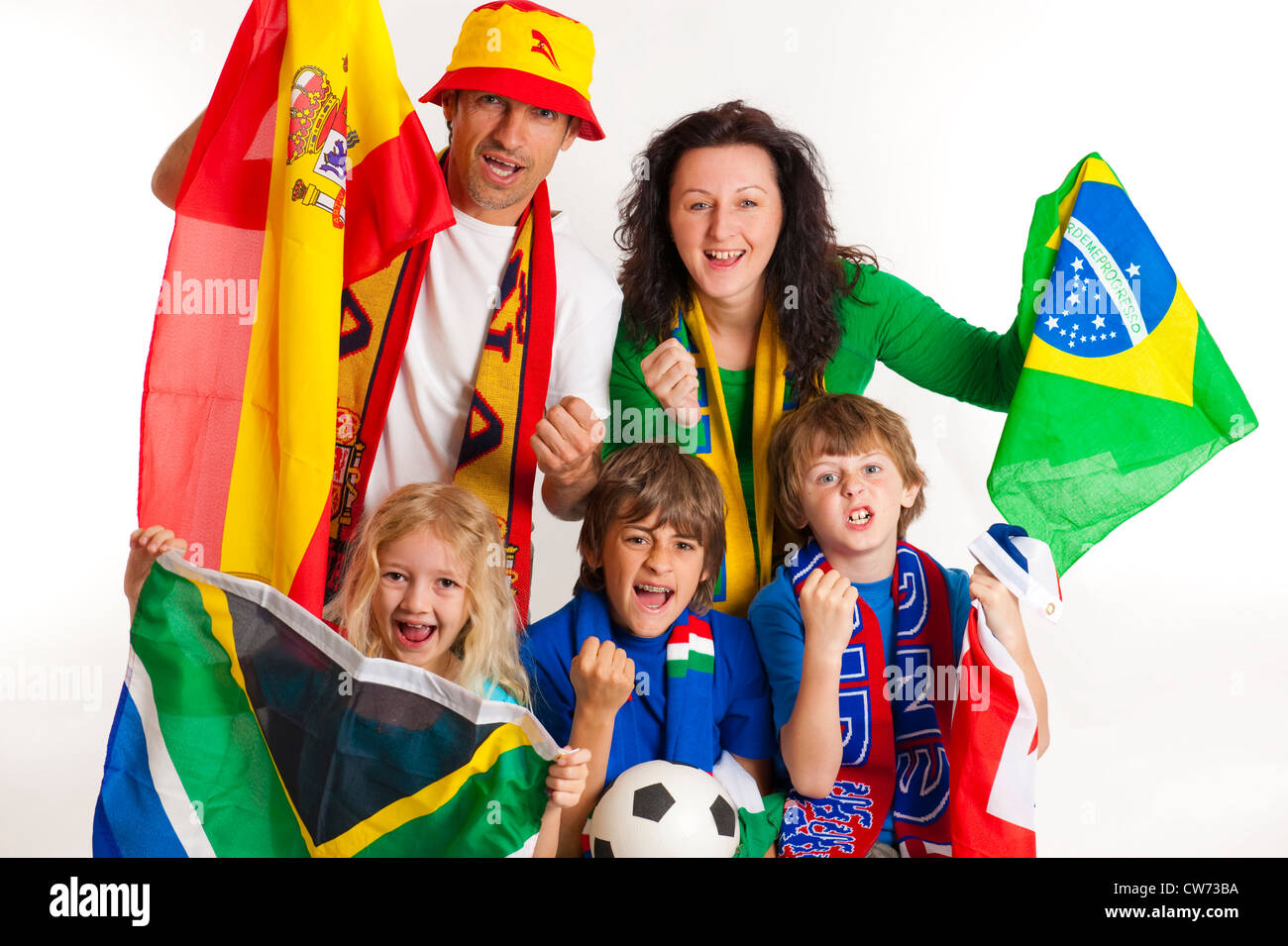 Padre con i bambini come tifosi di calcio al campionato mondiale 2010 con lo spagnolo, brasiliano, inglese e South African bandiera Foto Stock