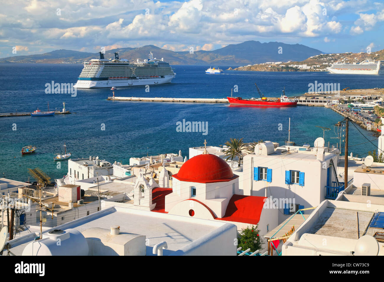 Navi da Crociera ancorata in un porto sul litorale di Mykonos in Grecia il nov. 12, 2009. Foto Stock