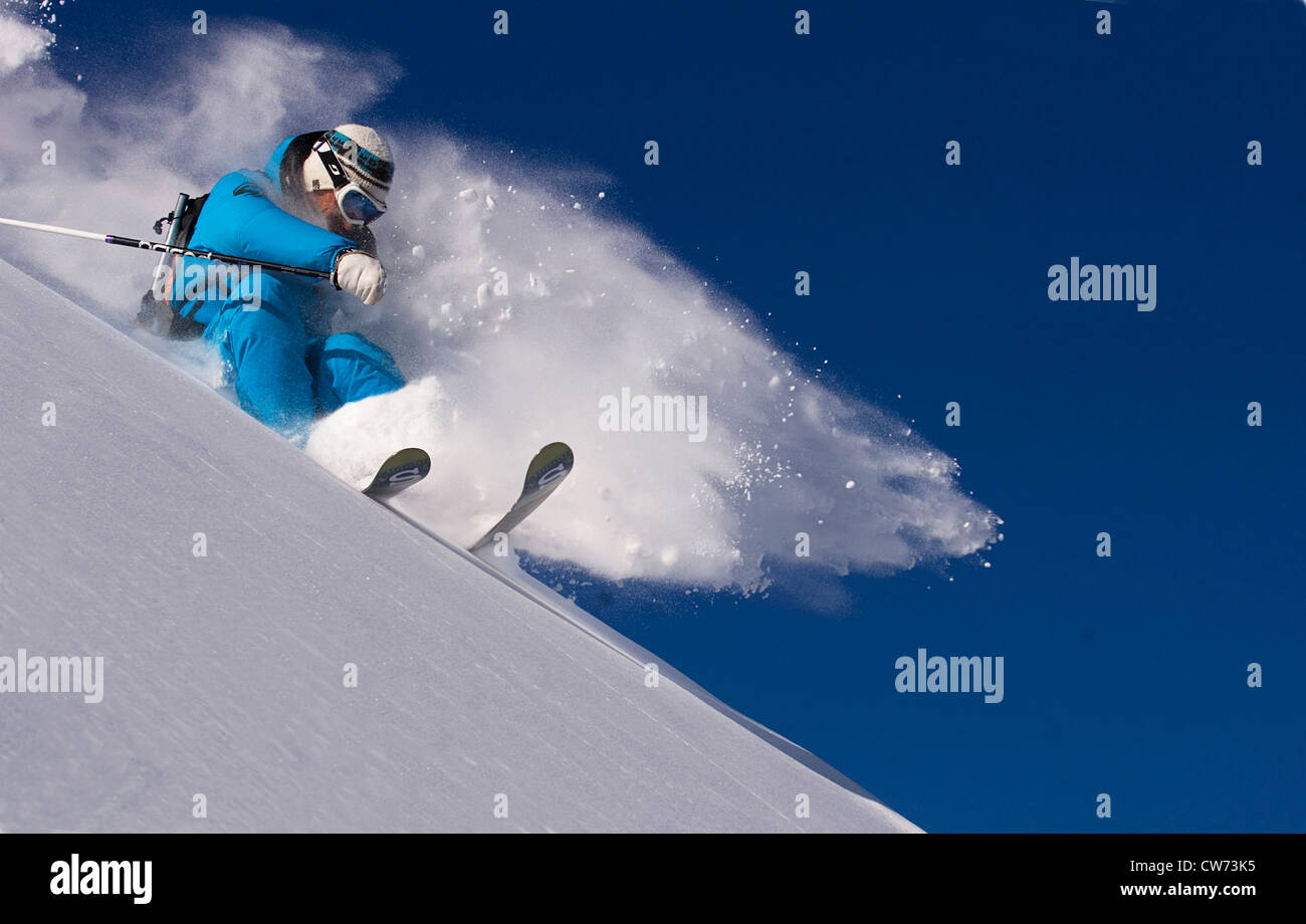 Sciatore a correre nella neve profonda, Francia Foto Stock