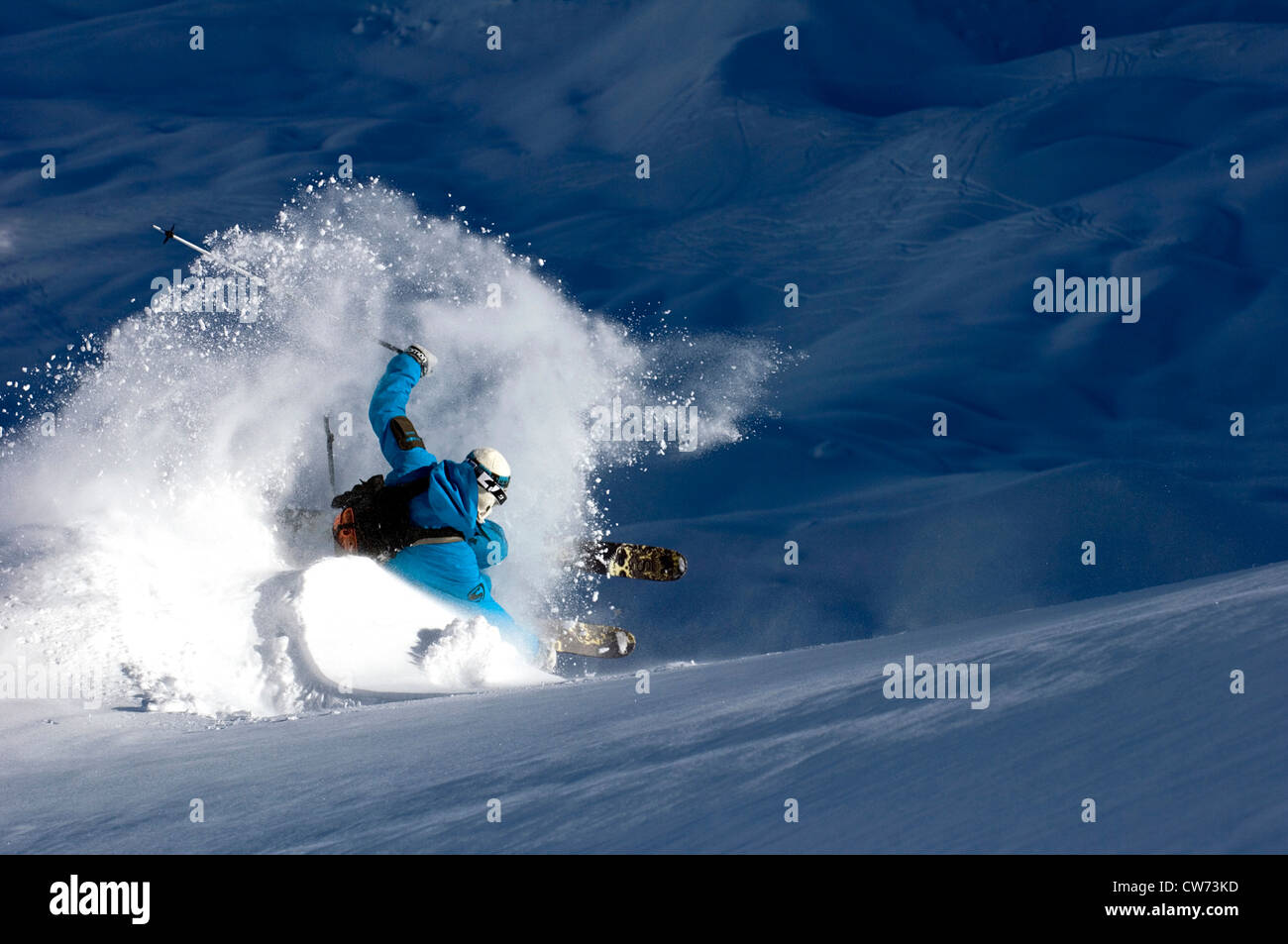 Sciatore a correre nella neve profonda, Francia Foto Stock