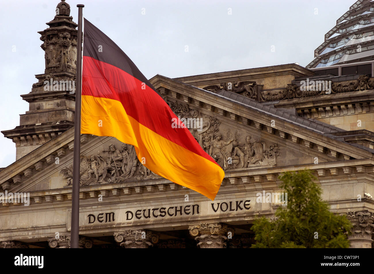 Bandiera tedesca di fronte al Reichstag, 'dem deutschen Volke', Germania Berlino Foto Stock