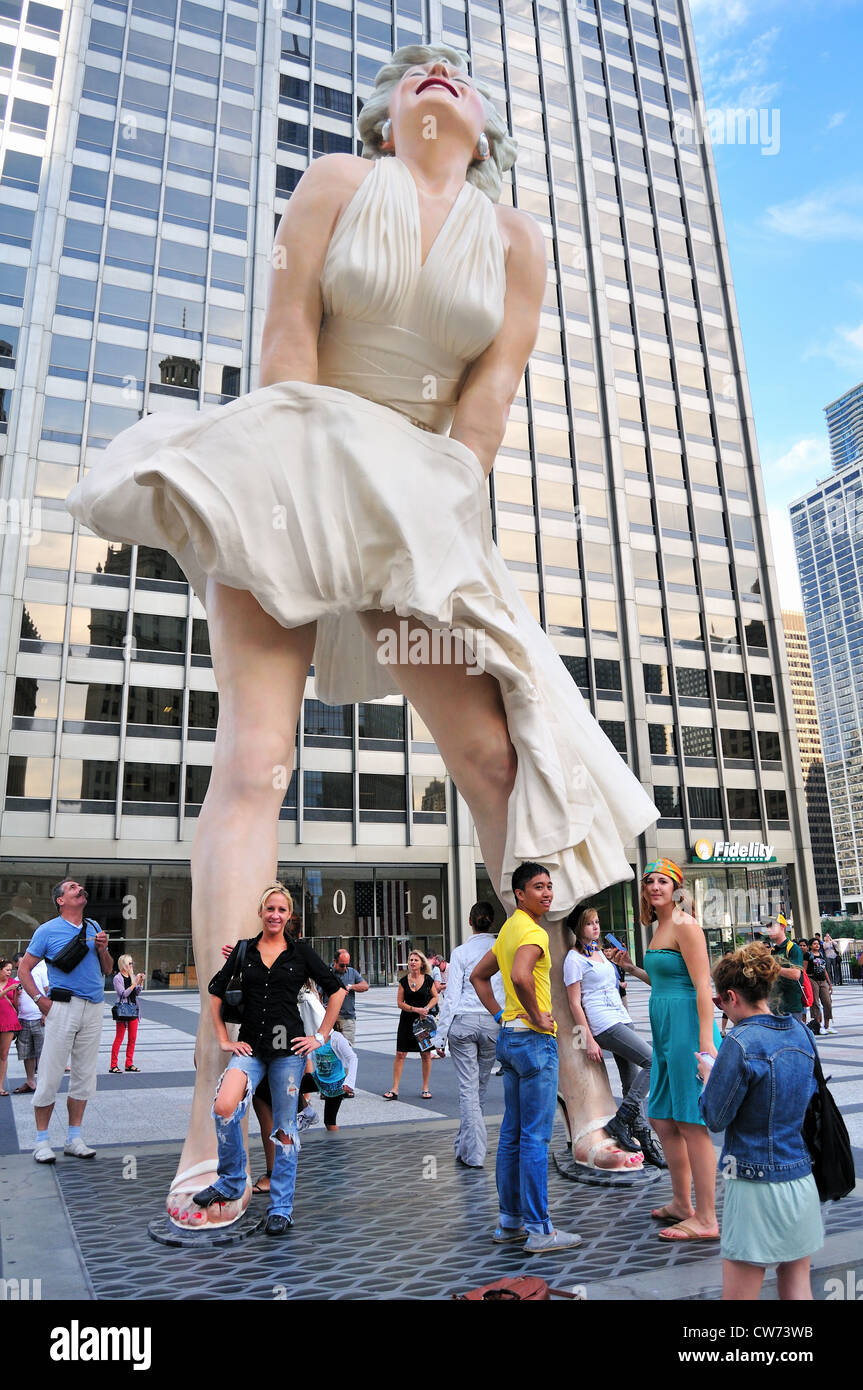 Stati Uniti Illinois Chicago turisti da 26 piedi di altezza statua di Marilyn Monroe Pioneer corte lungo Michigan Avenue nel centro di Chicago. Foto Stock