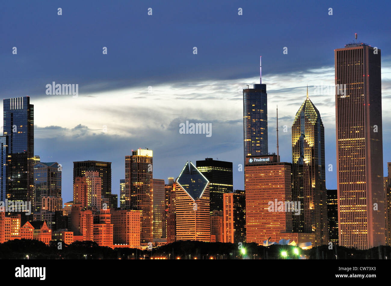Stati Uniti Illinois Chicago North Loop skyline al tramonto. Foto Stock