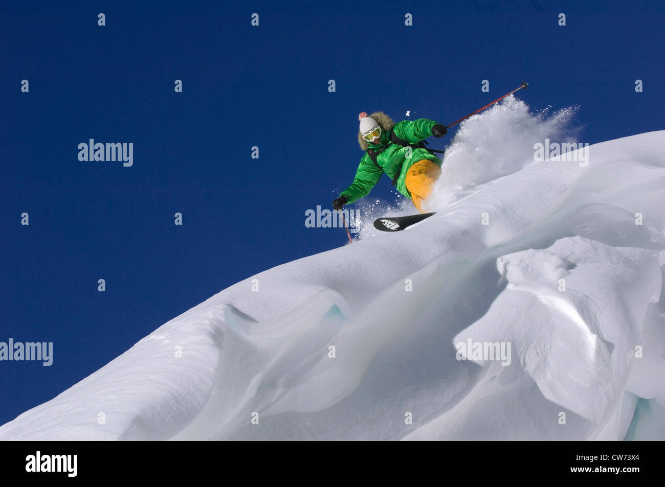 Sciatore a correre nella neve profonda, Francia Foto Stock