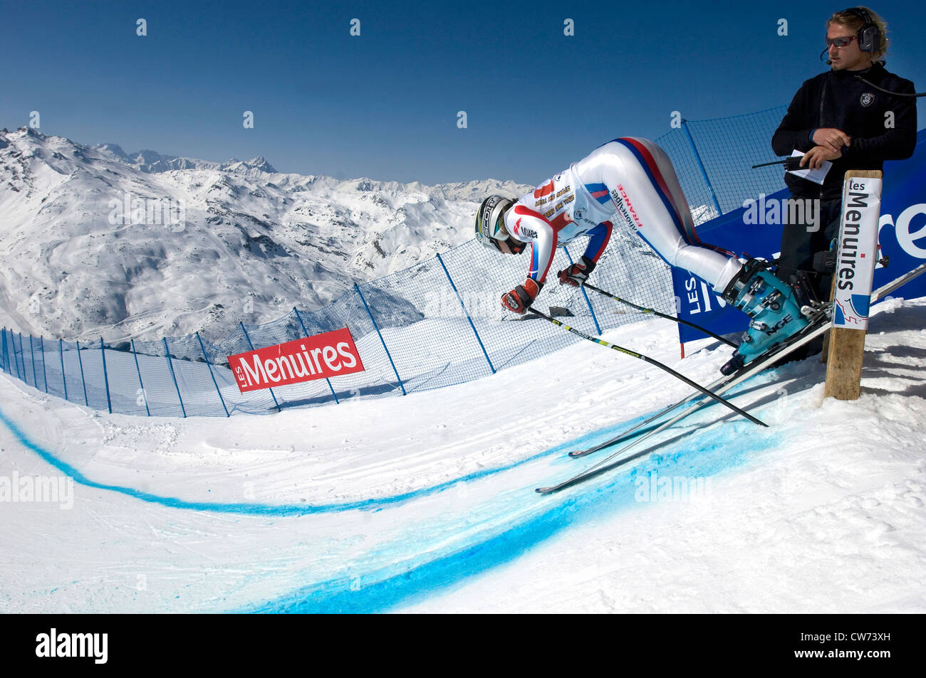Iniziare a donna gara di sci in Les Menuires ski resort, Francia Foto Stock