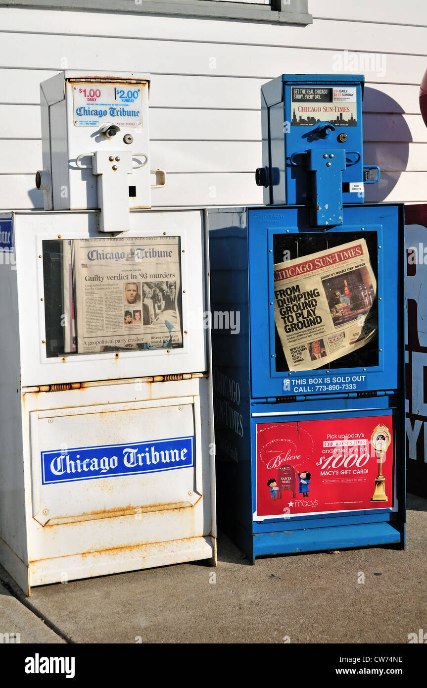 Stati Uniti Illinois Chicago distributrice di giornale di scatole di Chicago i due principali quotidiani vicino al porto di Burnham cuccette. Foto Stock