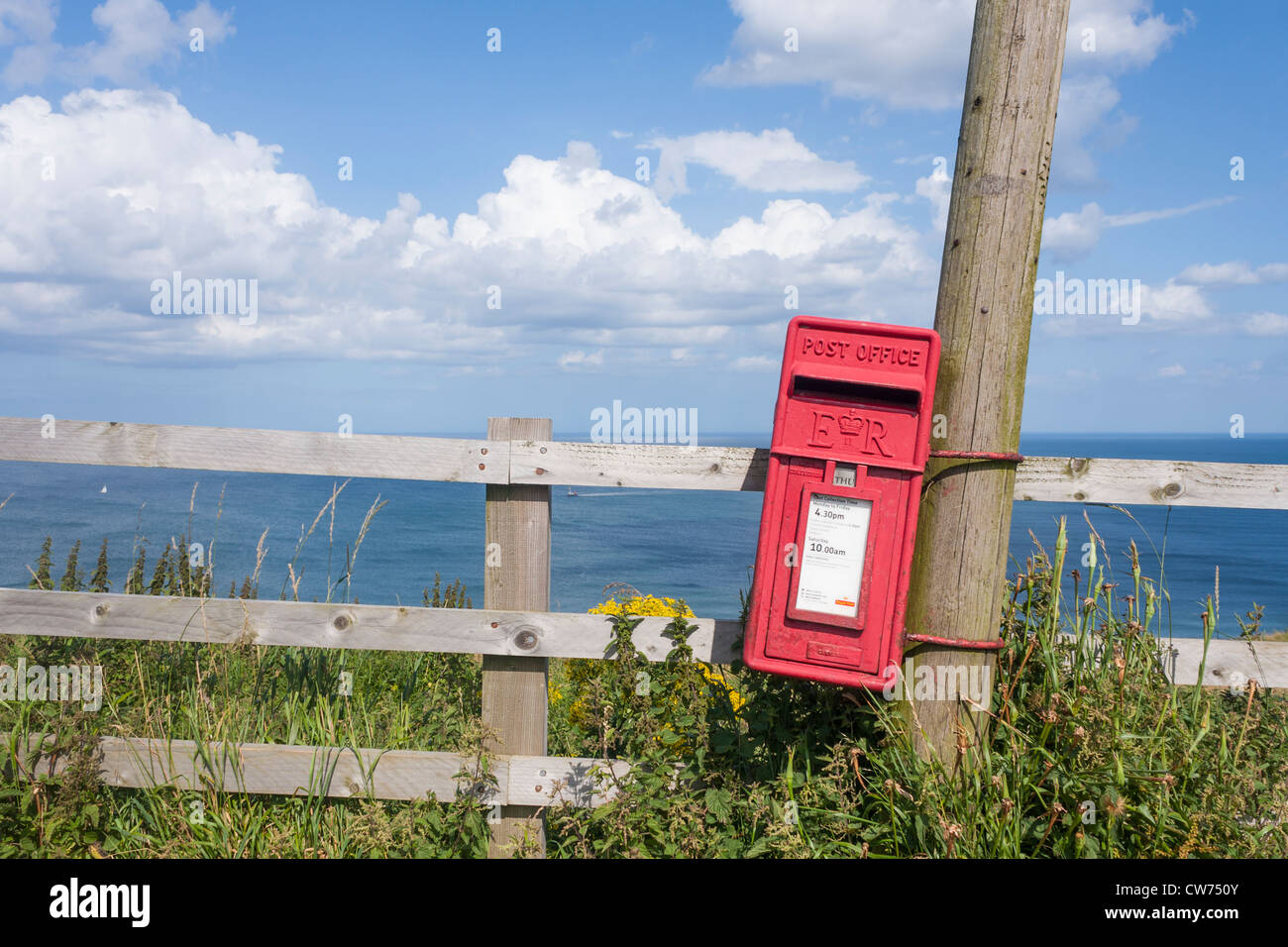 Rosso vecchio stile piccolo rosso Royal Mail post letter box. Foto Stock