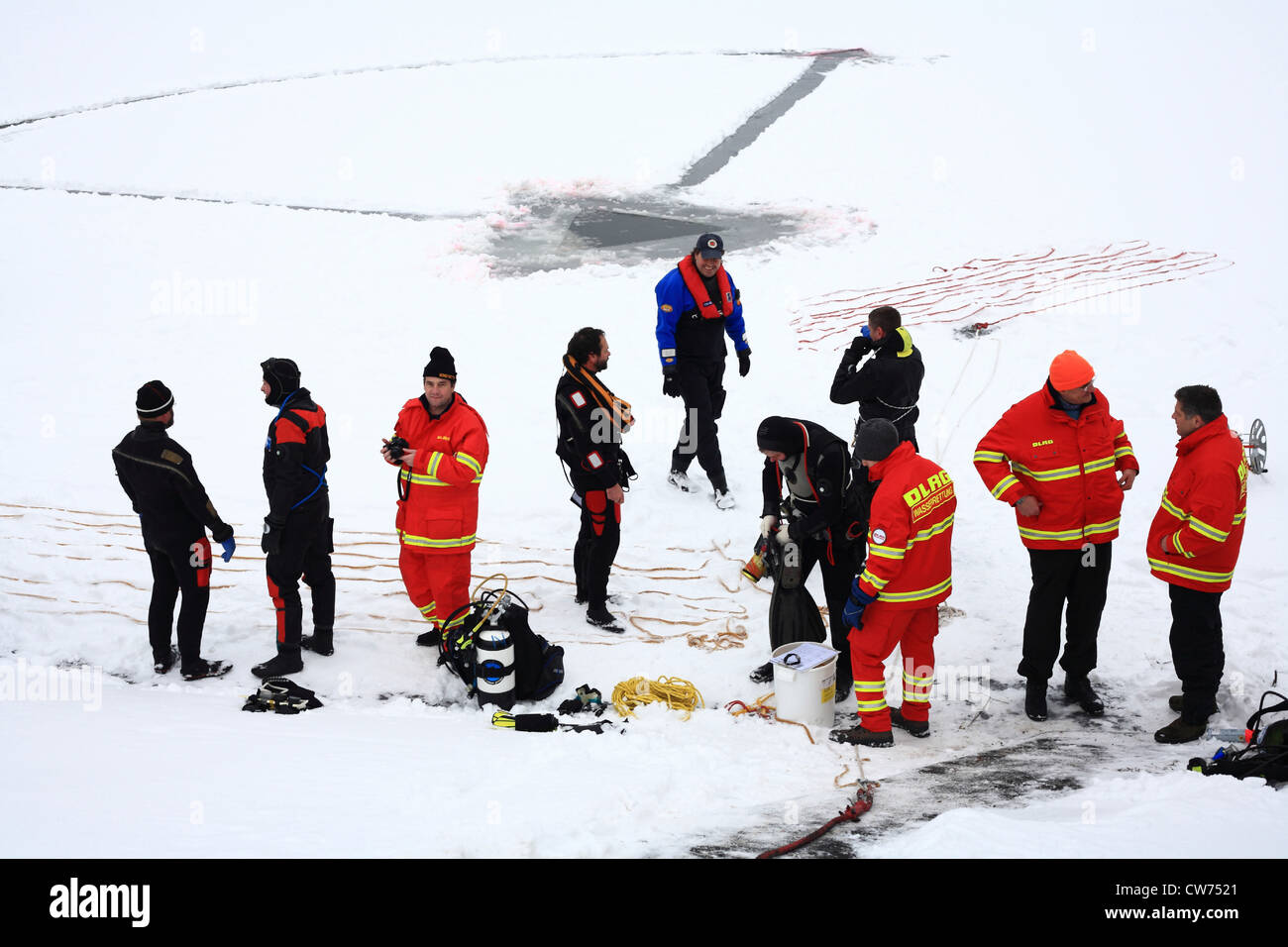 Immersioni sotto il ghiaccio palestra della protezione civile DLRG su un congelati fino al lago, Germania Foto Stock