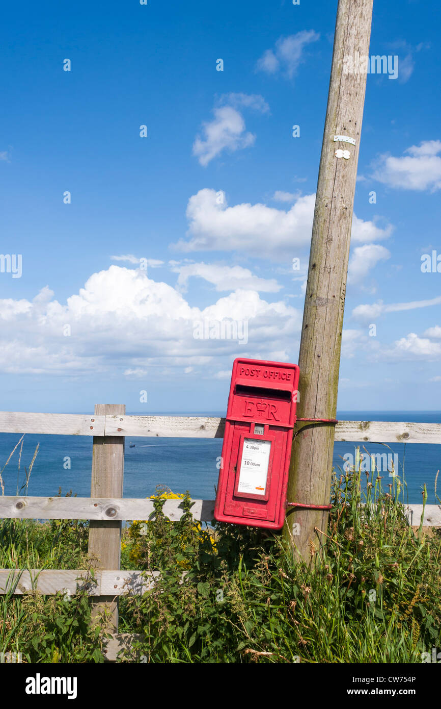 Rosso vecchio stile piccolo rosso Royal Mail post letter box. Foto Stock